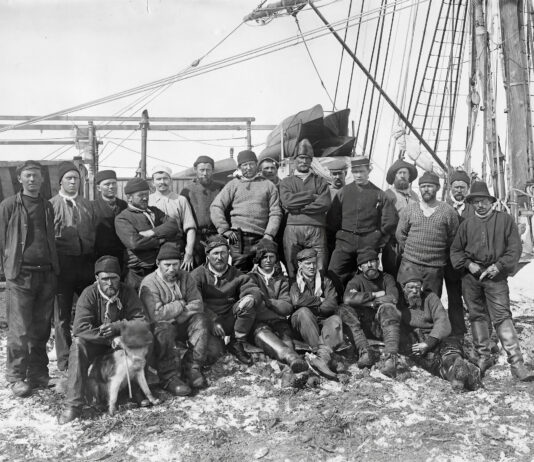 Die Besatzung der "Gau&szlig;" im Gruppenfoto: Auch solche Fotos werden vom IfL digitalisiert und f&uuml;r die &Ouml;ffentlichkeit zur Verf&uuml;gung gestellt. Foto: Archiv Leibniz-Institut f&uuml;r L&auml;nderkunde Leipzig