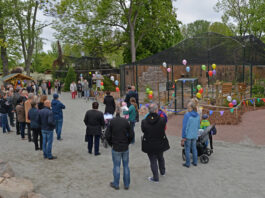 Zahlreiche G&auml;ste feiern die Er&ouml;ffnung der Voliere am 15. Mai 2019. Foto: Christian Maurer
