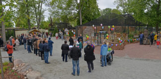 Zahlreiche Gäste feiern die Eröffnung der Voliere am 15. Mai 2019. Foto: Christian Maurer