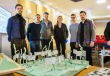 Die "Band" im Moment des Erfolgs: Dirk Lämmel, Alexej Kolyschkow, Michael Grzesiak, Bae Mayer, Tobias Eussner und Clemens Zirkelbach (v.l.) haben gerade mit dem Entwurf "Banner. Fahnen. Transparente" den künstlerischen Wettbewerb für das Freiheits- und Einheitsdenkmal auf dem Wilhelm-Leuschner-Platz in Leipzig gewonnen. Foto: Martin Jehnichen