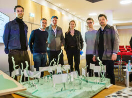 Die "Band" im Moment des Erfolgs: Dirk L&auml;mmel, Alexej Kolyschkow, Michael Grzesiak, Bae Mayer, Tobias Eussner und Clemens Zirkelbach (v.l.) haben gerade mit dem Entwurf "Banner. Fahnen. Transparente" den k&uuml;nstlerischen Wettbewerb f&uuml;r das Freiheits- und Einheitsdenkmal auf dem Wilhelm-Leuschner-Platz in Leipzig gewonnen. Foto: Martin Jehnichen