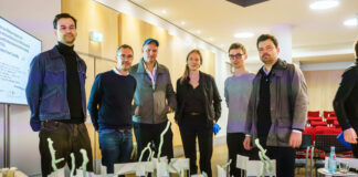 Die "Band" im Moment des Erfolgs: Dirk Lämmel, Alexej Kolyschkow, Michael Grzesiak, Bae Mayer, Tobias Eussner und Clemens Zirkelbach (v.l.) haben gerade mit dem Entwurf "Banner. Fahnen. Transparente" den künstlerischen Wettbewerb für das Freiheits- und Einheitsdenkmal auf dem Wilhelm-Leuschner-Platz in Leipzig gewonnen. Foto: Martin Jehnichen
