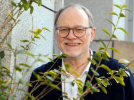 Seine wichtigste Aufgabe: Zuh&ouml;ren! Daf&uuml;r geht Hans-J&ouml;rg Scherer regelm&auml;&szlig;ig an &bdquo;seine&ldquo; Grundschule in Leipzig. Foto: Andr&eacute; Kempner