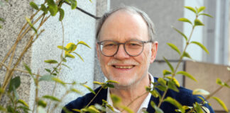 Seine wichtigste Aufgabe: Zuhören! Dafür geht Hans-Jörg Scherer regelmäßig an „seine“ Grundschule in Leipzig. Foto: André Kempner