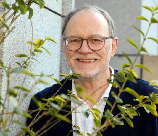 Seine wichtigste Aufgabe: Zuh&ouml;ren! Daf&uuml;r geht Hans-J&ouml;rg Scherer regelm&auml;&szlig;ig an &bdquo;seine&ldquo; Grundschule in Leipzig. Foto: Andr&eacute; Kempner