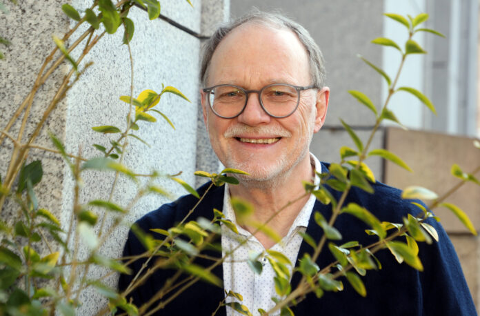 Seine wichtigste Aufgabe: Zuh&ouml;ren! Daf&uuml;r geht Hans-J&ouml;rg Scherer regelm&auml;&szlig;ig an &bdquo;seine&ldquo; Grundschule in Leipzig. Foto: Andr&eacute; Kempner
