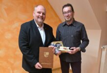 Olaf Küchler (r.) nahm aus den Händen von Marcel Greunke die goldene Ehrennadel entgegen. Foto: Gemeinde Ponitz