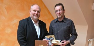 Olaf Küchler (r.) nahm aus den Händen von Marcel Greunke die goldene Ehrennadel entgegen. Foto: Gemeinde Ponitz
