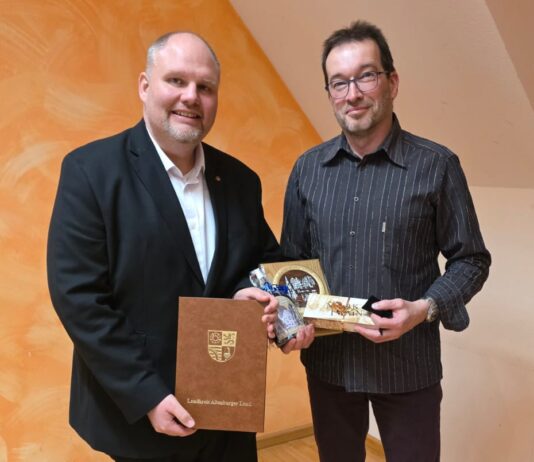Olaf K&uuml;chler (r.) nahm aus den H&auml;nden von Marcel Greunke die goldene Ehrennadel entgegen. Foto: Gemeinde Ponitz