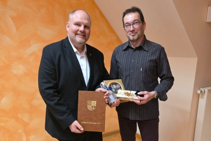 IMG-20250301-WA0046 Olaf Küchler (r.) nahm aus den Händen von Marcel Greunke die goldene Ehrennadel entgegen. Foto: Gemeinde Ponitz