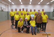 Der Altenburger Turner Günter Müller nahm zu seinem 95. Geburtstag die Glückwünsche seiner Sportfreunde entgegen. Foto: Reinhard Weber