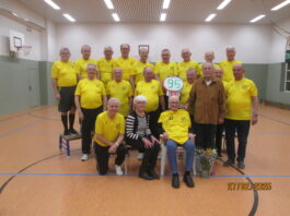 Der Altenburger Turner G&uuml;nter M&uuml;ller nahm zu seinem 95. Geburtstag die Gl&uuml;ckw&uuml;nsche seiner Sportfreunde entgegen. Foto: Reinhard Weber