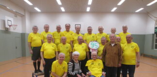 Der Altenburger Turner Günter Müller nahm zu seinem 95. Geburtstag die Glückwünsche seiner Sportfreunde entgegen. Foto: Reinhard Weber