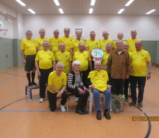 Der Altenburger Turner G&uuml;nter M&uuml;ller nahm zu seinem 95. Geburtstag die Gl&uuml;ckw&uuml;nsche seiner Sportfreunde entgegen. Foto: Reinhard Weber