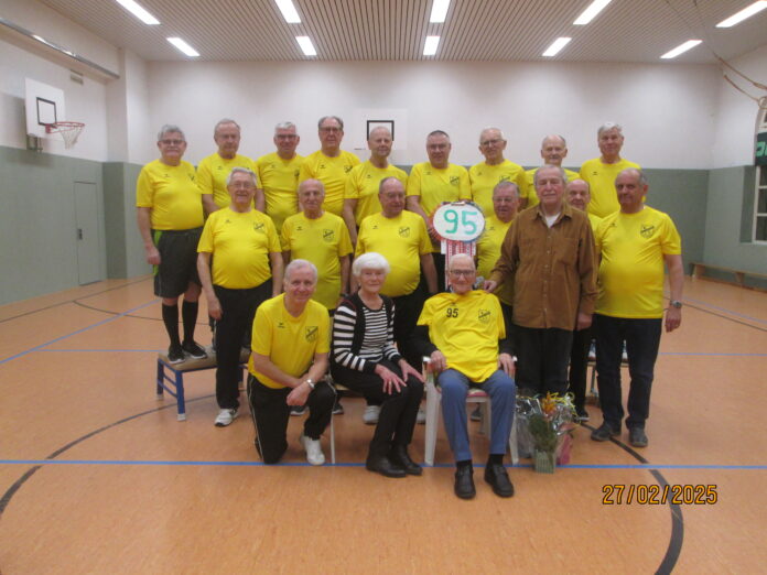 Der Altenburger Turner G&uuml;nter M&uuml;ller nahm zu seinem 95. Geburtstag die Gl&uuml;ckw&uuml;nsche seiner Sportfreunde entgegen. Foto: Reinhard Weber