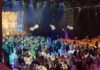 Es wird wieder getanzt im Saal! Dass das Gewandhausorchester zum Tanz spielt, ist eine absolute Ausnahme und passiert nur auf dem Leipziger Opernball 2024. Zwischen mehreren Walzer-Ohrwürmern legt Dirigent Mark Rohde als kleine ans Publikum Herausforderung eine Samba ein. Foto: Kerstin Decker