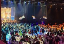 Es wird wieder getanzt im Saal! Dass das Gewandhausorchester zum Tanz spielt, ist eine absolute Ausnahme und passiert nur auf dem Leipziger Opernball 2024. Zwischen mehreren Walzer-Ohrwürmern legt Dirigent Mark Rohde als kleine ans Publikum Herausforderung eine Samba ein. Foto: Kerstin Decker