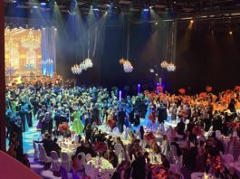 Es wird wieder getanzt im Saal! Dass das Gewandhausorchester zum Tanz spielt, ist eine absolute Ausnahme und passiert nur auf dem Leipziger Opernball 2024. Zwischen mehreren Walzer-Ohrw&uuml;rmern legt Dirigent Mark Rohde als kleine ans Publikum Herausforderung eine Samba ein. Foto: Kerstin Decker