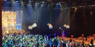 Es wird wieder getanzt im Saal! Dass das Gewandhausorchester zum Tanz spielt, ist eine absolute Ausnahme und passiert nur auf dem Leipziger Opernball 2024. Zwischen mehreren Walzer-Ohrwürmern legt Dirigent Mark Rohde als kleine ans Publikum Herausforderung eine Samba ein. Foto: Kerstin Decker