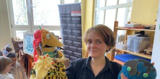 Luise Wonneberger aus Leipzig mit zwei selbst gebauten Puppen ihres mobilen Theaters Pupp'n'Roll. Foto: Kerstin Decker