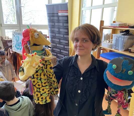 Luise Wonneberger aus Leipzig mit zwei selbst gebauten Puppen ihres mobilen Theaters Pupp'n'Roll. Foto: Kerstin Decker