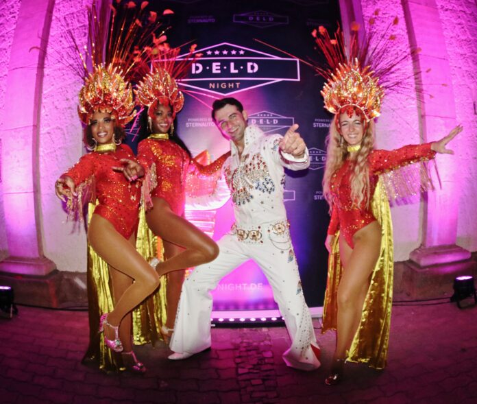 IMG_9284_1_ Diese Rolle ist Roman Petermann geradezu auf den Leib geschneidert: Als Sänger und Entertainer lässt er nur zu gern die Rock'n'Roll-Legende Elvis wieder lebendig werden. Foto: privat