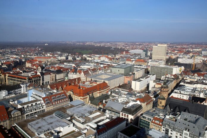 Leipzig_-_Blick___ber_die_Innenstadt_-_Foto_Andreas_Schmidt Leipzig lockt - mit einer sehenswerten Innenstadt, aber auch mit Kultur, weiteren Sehenswürdigkeiten und nicht zuletzt spannenden Events. Das lockte 2024 rekordverdächtige zwei Millionen Besucherinnen und Besucher in die Messestadt. Foto: Andreas Schmidt