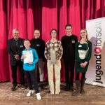 Lerchenberggymnasium_mit_Wanderpokal__1_