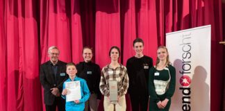 Das Altenburger Lerchenberg-Gymnasium konnte sich zum ersten Mal über den Jugend-forscht-Wanderpokal freuen. Foto: pm