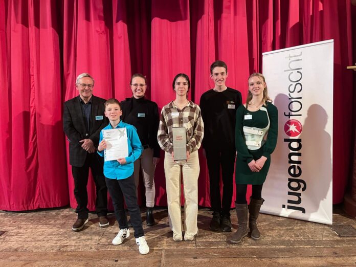 Das Altenburger Lerchenberg-Gymnasium konnte sich zum ersten Mal &uuml;ber den Jugend-forscht-Wanderpokal freuen. Foto: pm