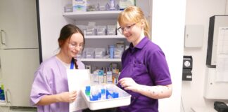 Bei der Diakonie durften die Azubis einen Tag lang eine Station in einem Altenpflegeheim leiten. Josephine Tennhardt (li.) und Shanice Rollbis (re.) setzen Medikamente. Foto: Diakonie Leipziger Land