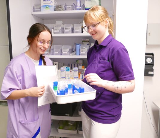Bei der Diakonie durften die Azubis einen Tag lang eine Station in einem Altenpflegeheim leiten. Josephine Tennhardt (li.) und Shanice Rollbis (re.) setzen Medikamente. Foto: Diakonie Leipziger Land