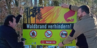 Die Forstwirte Uwe Funke und Matthias Horn beim Anbringen eines neuen Warnschildes bei Taura. Foto: LRA/Bachmann