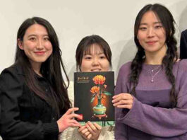 Ein Moment f&uuml;r die Geschichtsb&uuml;cher: Hyeyun Lee, Yunju Shin und Hyelim Jeon (v.l.) holen den Premieren-Preis &bdquo;Beziehungsweise HGB&ldquo;. Foto: Maren Schleimer