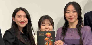 Ein Moment für die Geschichtsbücher: Hyeyun Lee, Yunju Shin und Hyelim Jeon (v.l.) holen den Premieren-Preis „Beziehungsweise HGB“. Foto: Maren Schleimer