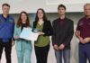 Bei der Preisverleihung im Berliner Futurium: Astronaut Dr. Matthias Maurer, Dr. Anna Christmann, Koordinatorin der Bundesregierung für die Deutsche Luft- und Raumfahrt, Nadine Kunert und Florin Stroe von der Sternwarte Nordsachsen und Dr. Walther Pelzer, Generaldirektor der Deutschen Raumfahrtagentur im DLR (v.l.n.r.). Foto: Mike Auerbach