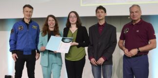 Bei der Preisverleihung im Berliner Futurium: Astronaut Dr. Matthias Maurer, Dr. Anna Christmann, Koordinatorin der Bundesregierung für die Deutsche Luft- und Raumfahrt, Nadine Kunert und Florin Stroe von der Sternwarte Nordsachsen und Dr. Walther Pelzer, Generaldirektor der Deutschen Raumfahrtagentur im DLR (v.l.n.r.). Foto: Mike Auerbach
