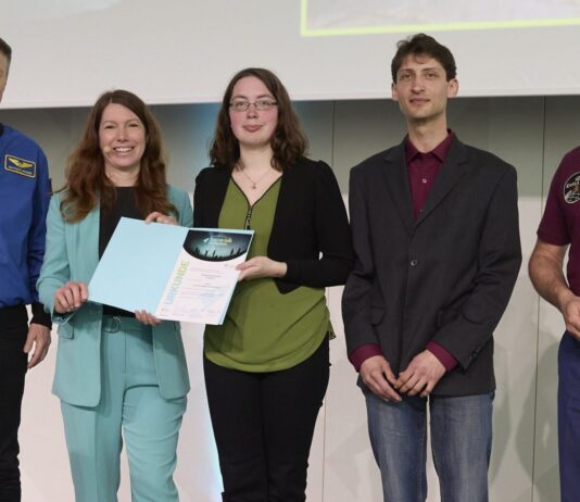 Bei der Preisverleihung im Berliner Futurium: Astronaut Dr. Matthias Maurer, Dr. Anna Christmann, Koordinatorin der Bundesregierung f&uuml;r die Deutsche Luft- und Raumfahrt, Nadine Kunert und Florin Stroe von der Sternwarte Nordsachsen und Dr. Walther Pelzer, Generaldirektor der Deutschen Raumfahrtagentur im DLR (v.l.n.r.). Foto: Mike Auerbach