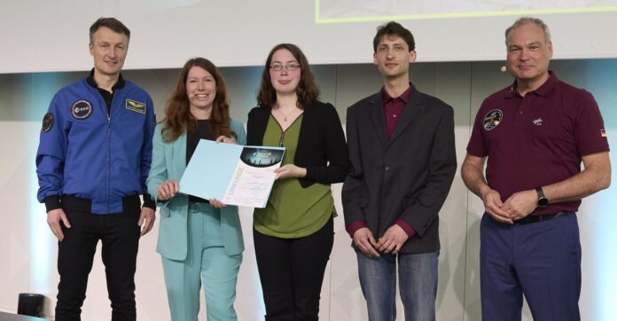Bei der Preisverleihung im Berliner Futurium: Astronaut Dr. Matthias Maurer, Dr. Anna Christmann, Koordinatorin der Bundesregierung f&uuml;r die Deutsche Luft- und Raumfahrt, Nadine Kunert und Florin Stroe von der Sternwarte Nordsachsen und Dr. Walther Pelzer, Generaldirektor der Deutschen Raumfahrtagentur im DLR (v.l.n.r.). Foto: Mike Auerbach