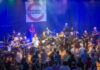 Alle vierzehn Musiker auf einen Blick und dem Publikum im Tanzrausch. Foto: Anke Herold