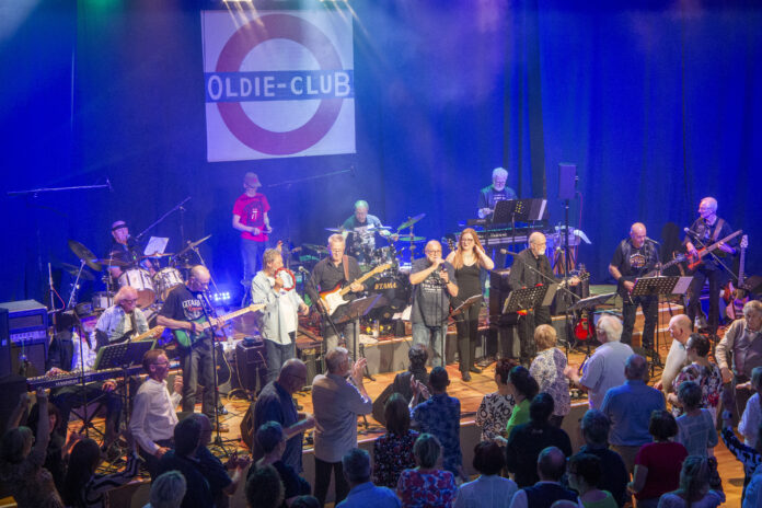 Alle vierzehn Musiker auf einen Blick und dem Publikum im Tanzrausch. Foto: Anke Herold