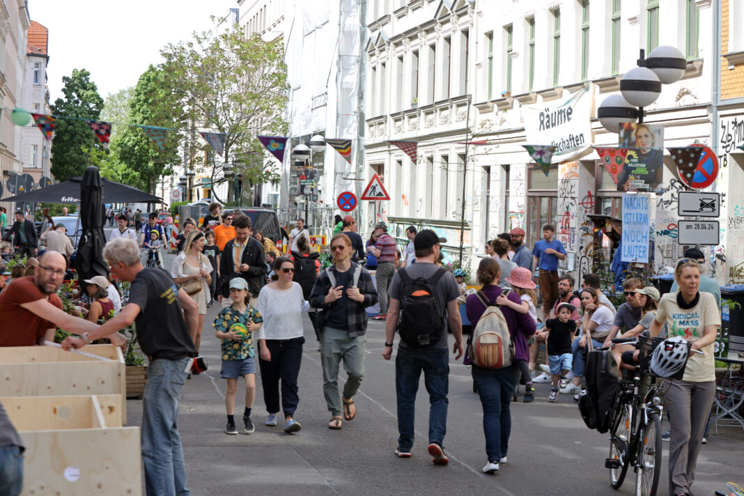 Die Merseburger Straße in Leipzig wurde zur Flaniermeile umge- staltet. Foto: André Kempner