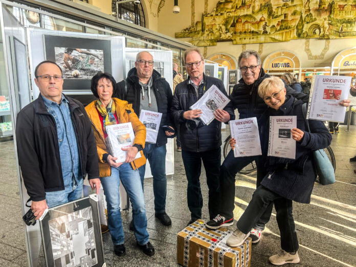 Fotoverein Grimma hat sechs Preisträger bei der Landefotoschau in Dresden. Foto: Angelika Schulze So sehen Sieger aus: Jens Uwe Andre, Evelyn Zacharias, Andre' Heidner, Thomas Kube, Günther Schule und Sylvia Jassmann (v.li.) im Bahnhof Dresden-Neustadt. Foto: Angelika Schulze.