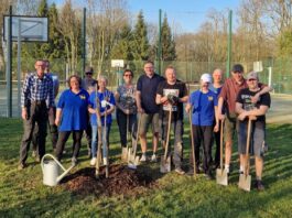 Auf dem Gel&auml;nde des Ruderclubs Eilenburg e.V. wurden f&uuml;nf Ostb&auml;ume durch die Vereinsmitglieder gepflanzt. Foto: Ruderclub