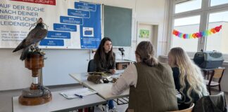 in Altenburg ihre Kenntnisse im Umgang mit Greifvögeln unter Beweis. Foto: PM
