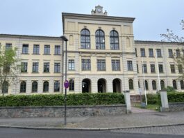 Das Berufliche Schulzentrum Wurzen befindet sich in der Stra&szlig;e des Friedens. Foto: Haig Latchinian
