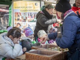 Beim Projekt "Kids-Marktstand" k&ouml;nnen Kindergartenkinder sich als Markth&auml;ndler ausprobieren. Foto: Christiane Gundlach