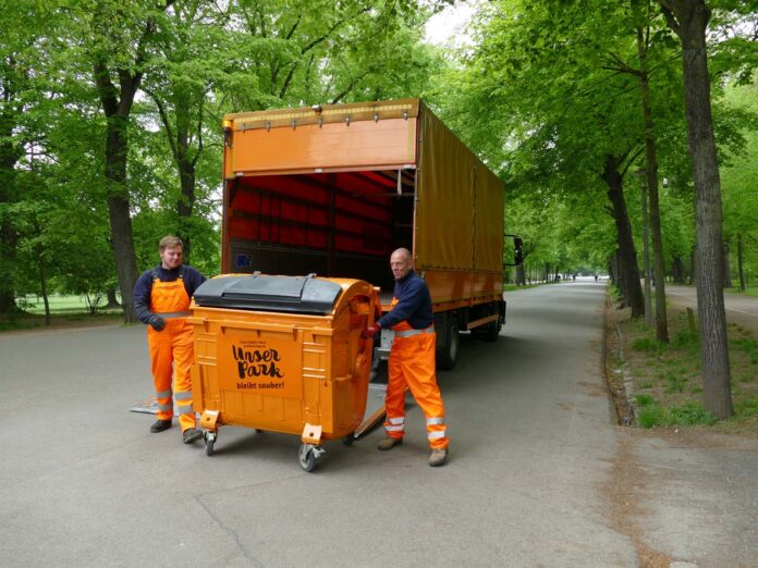 Mitarbeiter_stellen_Parkcontainer_auf Wie hier im Clara-Zetkin-Park sind die sogenannten Parkcontainer wieder aufgestellt worden. Foto: Stadtreinigung Leipzig