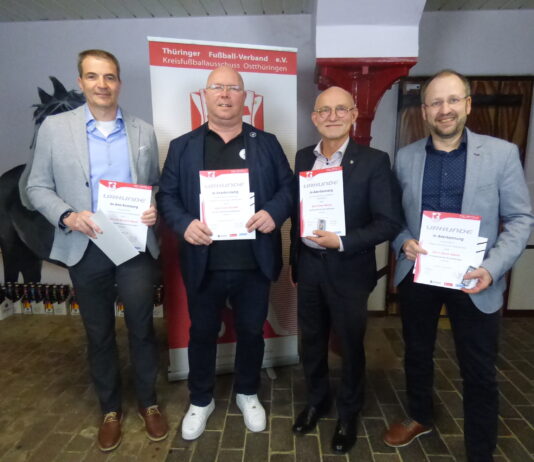 Bekamen beim Ehrenamtstag die Ehrennadel des Kreisfu&szlig;ballausschusses Ostth&uuml;ringen, v.l.: Dr. Hendrik Baum, Uwe Wenzel, Uwe Melzer und Dr. Wolfhart Tomaschewski. Foto: Reinhard Weber