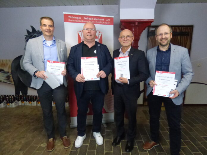 Bekamen beim Ehrenamtstag die Ehrennadel des Kreisfu&szlig;ballausschusses Ostth&uuml;ringen, v.l.: Dr. Hendrik Baum, Uwe Wenzel, Uwe Melzer und Dr. Wolfhart Tomaschewski. Foto: Reinhard Weber